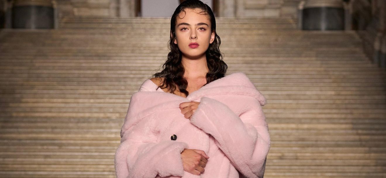 Max Mara Resort 2026: L’eleganza drammatica della Venere Vesuviana alla Reggia di Caserta